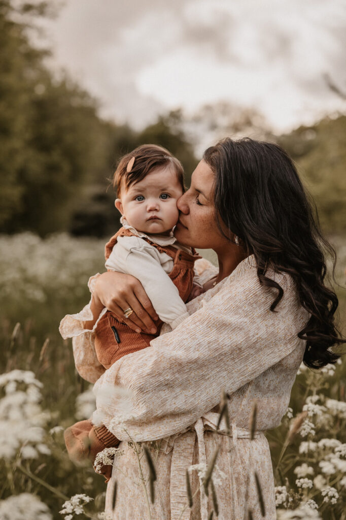 fotoshoot in het bloemenveld met een mama en kindje 